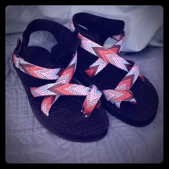 Muk Luks Shoes - Muk Luks Size 11 Sandals Pastel Chevron Peggy